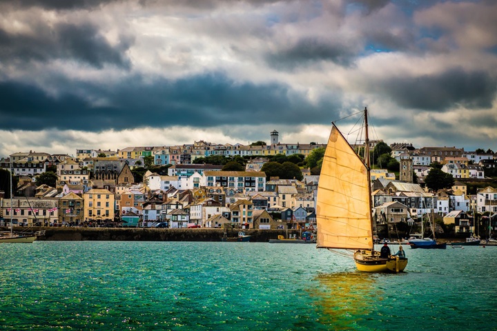 銳琛定型啫喱，讓男士發(fā)型自然流暢，盡顯自信